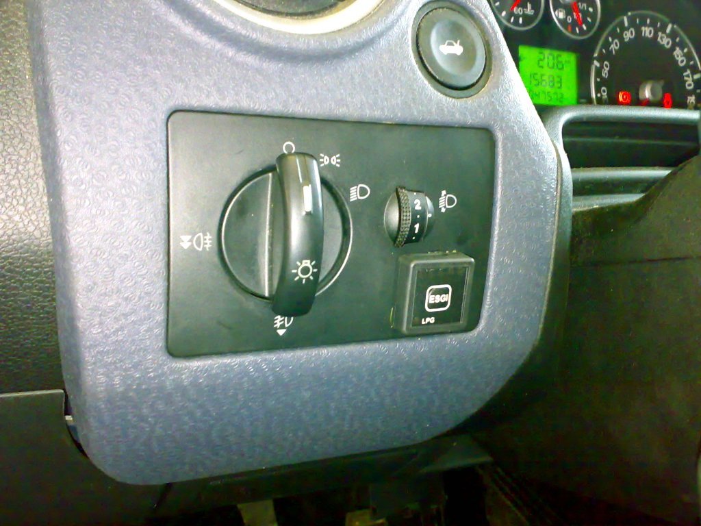 Ford Fusion 1.4i mot FXJA (11).jpg